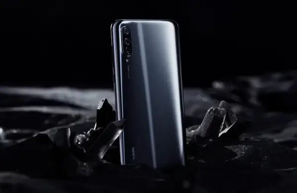 Elegancki Xiaomi Mi 9 Lite na tle kryształów. Sprawdź jego Xiaomi Mi 9 Lite dane techniczne.