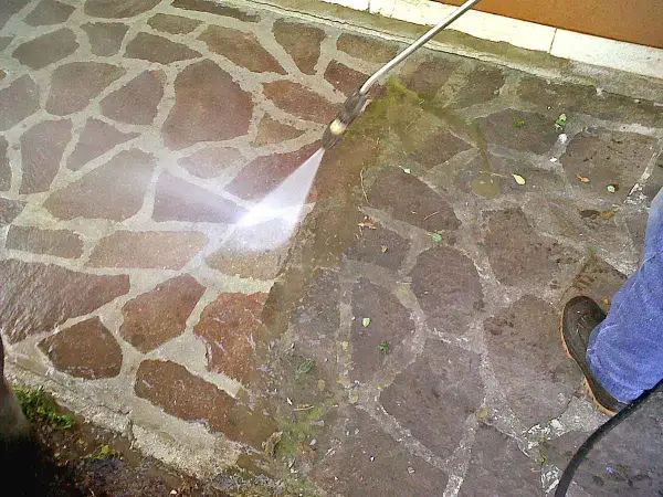 Pulizia della palladiana esterna con idropulitrice. L'acqua rimuove sporco e detriti, rivelando la bellezza della pietra.