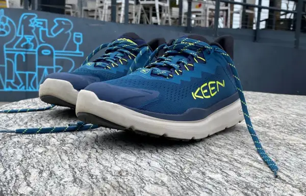 Niebieskie buty Keen z żółtymi akcentami, idealne na wędrówki. Keen to firma znana z wytrzymałego obuwia outdoorowego.