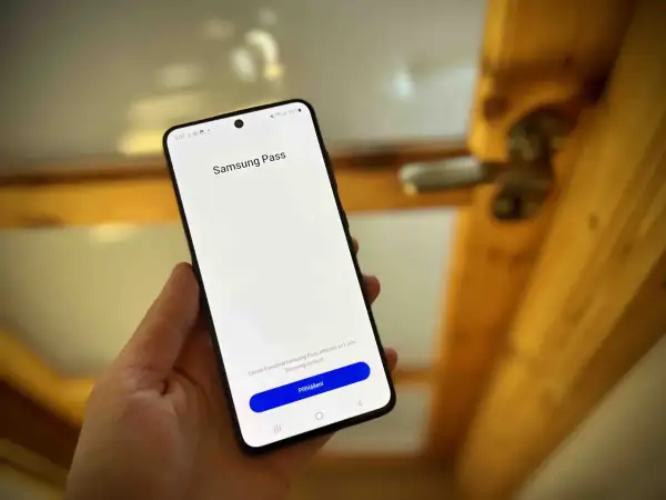 Dłoń trzyma smartfon z ekranem logowania Samsung Pass. Dowiedz się, samsung pass co to jest i jak działa.