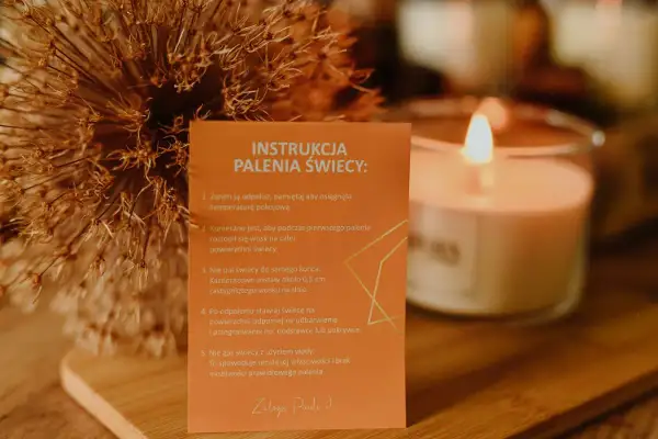 Instrukcja palenia świecy: surowiec na świece, instrukcje dotyczące prawidłowego palenia, aby cieszyć się aromatem.