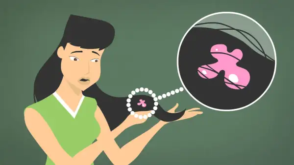 Une femme découvre une masse rose ressemblant à du chewing-gum emmêlée dans ses cheveux.