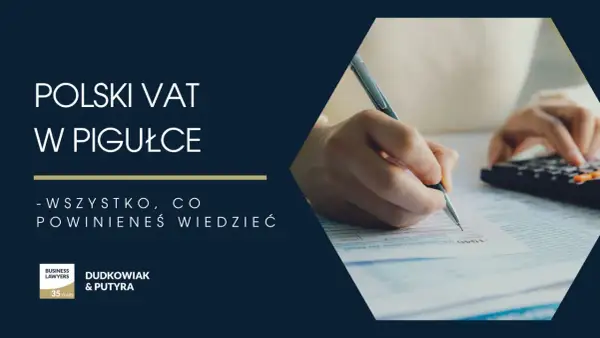 Polski VAT w pigułce: wszystko, co powinieneś wiedzieć o stawkach VAT. Ręka pisze na dokumencie, obok kalkulator.