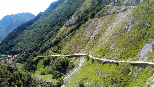 Strada tortuosa che si snoda tra le montagne, parte delle tappe della Via Vandelli.