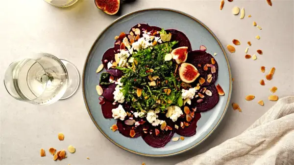 Rote Bete Carpaccio mit Feigen, Ziegenkäse und Mandeln. Ein leichtes Gericht, das den Gaumen erfreut.