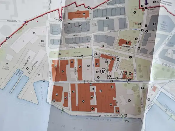 Mapa Stoczni Gdańskiej z zaznaczonymi obiektami i trasami zwiedzania.