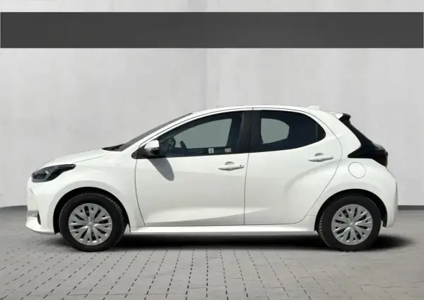 Biała, używana Toyota Yaris z salonu, z czarnymi akcentami, gotowa na nowe przygody.