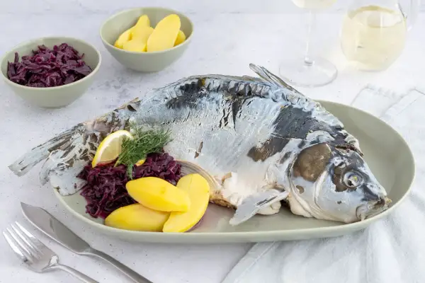 Festlicher Weihnachtskarpfen mit Rotkohl und Kartoffeln, ein klassisches Rezept für die Feiertage.