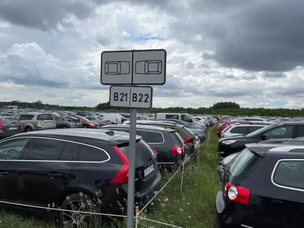 Duży parking z rzędami samochodów, znak B21 B22. Idealne miejsce na **valet parking**, gdzie Twój samochód jest bezpieczny.