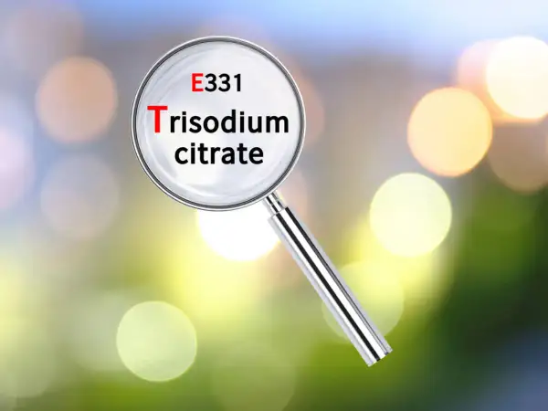 Szkiełko powiększające ujawnia E331, cytrynian sodu. Czy jego szkodliwość jest powodem do niepokoju?