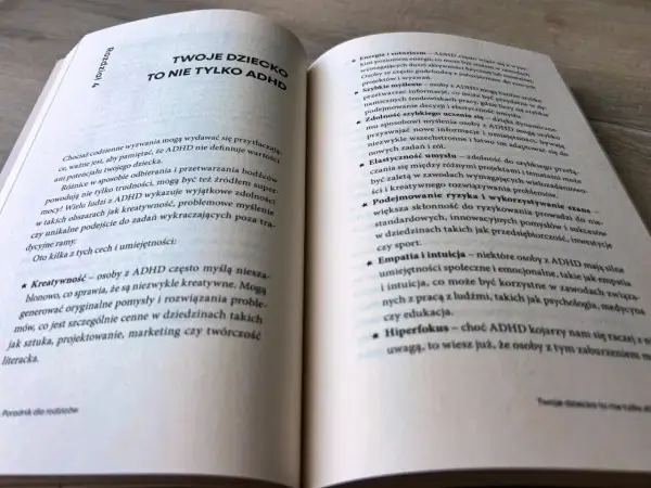 Otwarta książka, rozdział "Twoje dziecko to nie tylko ADHD". Opisuje cechy i umiejętności osób z ADHD, np. kreatywność, hiperfokus.