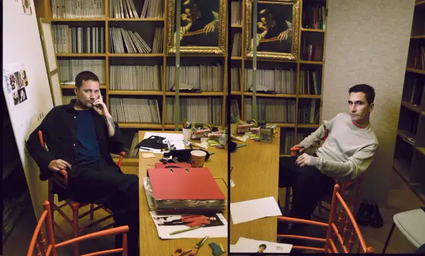 Lázaro Hernández, rodeado de libros y bocetos, reflexiona en su estudio.