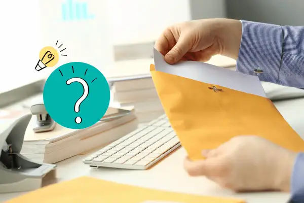 Mani che aprono una busta gialla, con un punto interrogativo e una lampadina che simboleggiano la domanda: ogni quanto arriva la bolletta della luce?