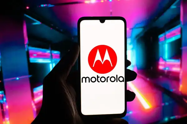Dłoń trzyma smartfon z logo Motorola. Chcesz wiedzieć, jak wyłączyć telefon Motorola?