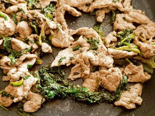 Straccetti di vitello saltati in padella con spinaci freschi, un piatto semplice e gustoso.