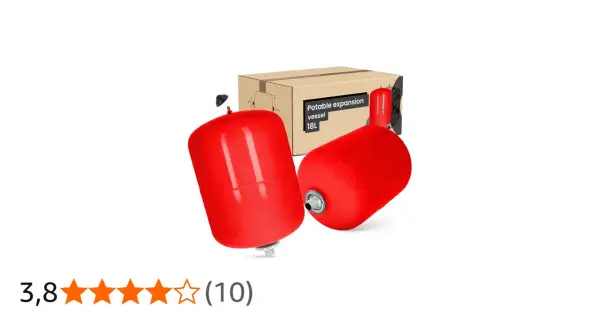 Dwa czerwone naczynia przeponowe do góry nogami, jedno z widocznym przyłączem, obok kartonu z napisem "Potable expansion vessel 18L".