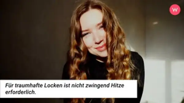 Traumhafte Hollywood Waves selber machen: Junge Frau mit voluminösen, welligen Haaren lächelt.