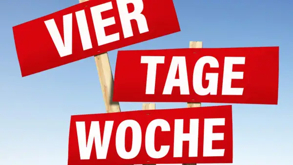 Rote Schilder mit weißen Buchstaben: "VIER TAGE WOCHE". Ein ironisches Bild, wenn man krank am freien Tag ist.