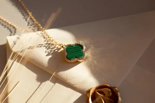 Ein goldenes Kleeblatt-Collier mit Malachit und Zirkonia, ein perfektes Geschenk zum 37. Hochzeitstag.