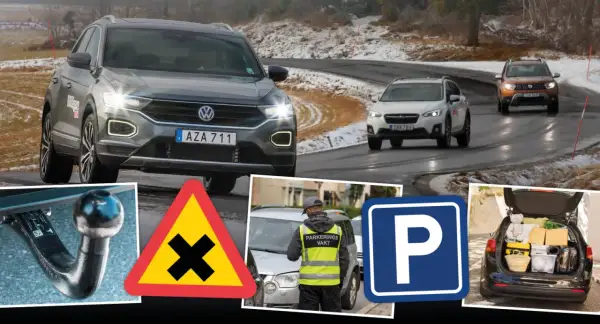 Biltest och trafikregler test. En grå Volkswagen T-Roc kör på en snöig väg, följd av en Subaru Crosstrek och en Dacia Duster. I förgrunden syns en dragkrok, en varningsskylt för korsning, en parkeringsvakt och en parkeringsskylt.