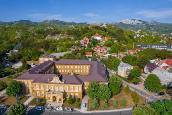 Gdzie nocleg w drodze do Czarnogóry? Oto najlepsze opcje na trasie