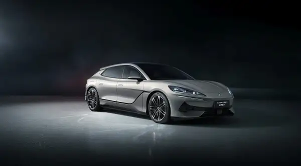 Elegancki, srebrny Denza Z9 GT z futurystycznym designem stoi na ciemnym tle.