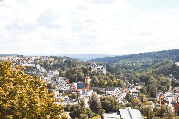 Idyllisches Städtchen mit Schloss und Kirche, umgeben von grünen Hügeln. Perfekt für Ausflugsziele Sachsen.