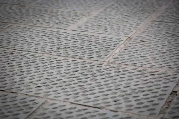 Pietra serena con texture a rombi, ideale per pulire pietra serena con bicarbonato per un risultato impeccabile.