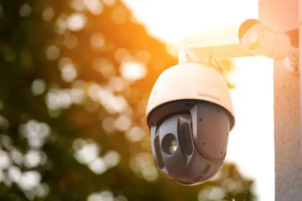 Caméra de surveillance d'entreprise Hikvision, un élément clé d'un système vidéo surveillance entreprise moderne, surveillant discrètement les environs.
