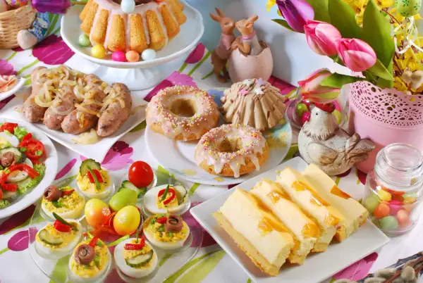 Wielkanocny stół ugina się od pyszności: babka, kiełbaski, babeczki, sernik i jajka faszerowane. Co się je na Wielkanoc? To wszystko!