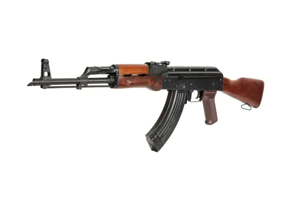 Rifle de airsoft con culata y guardamanos de madera, listo para la acción de un airsoft sniper.