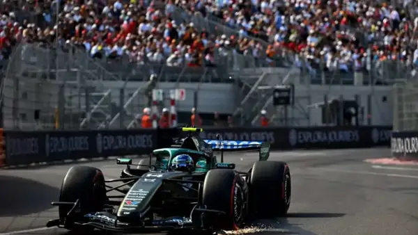 Un coche Aston Martin de F1 compite ante una multitud. Las últimas f1 noticias Aston Martin.