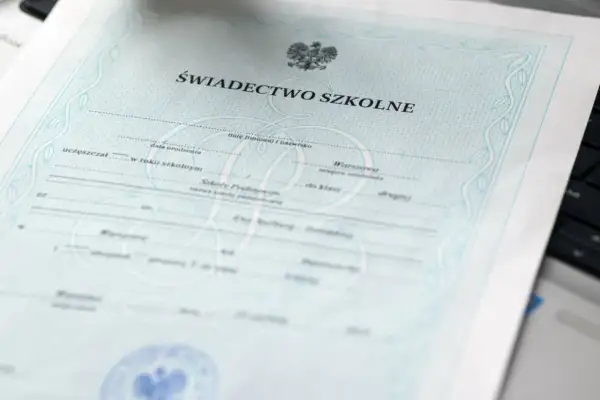 Gdzie kupić świadectwo? Tylko kłopoty! Legalne alternatywy i kary do 8 lat