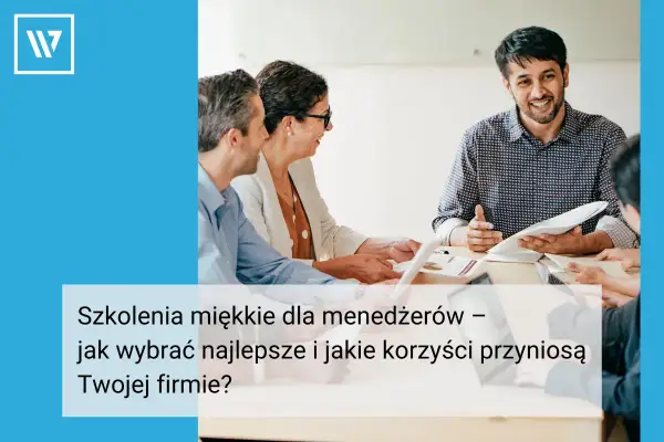 Uśmiechnięci menedżerowie dyskutują podczas spotkania. Rozważają szkolenia miękkie dla menedżerów, by rozwijać firmę.
