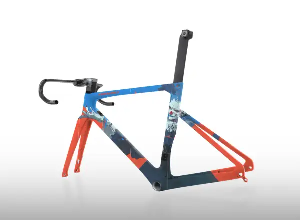 Telaio bici da corsa con grafica astratta e colorata, un'idea audace per verniciare bici.