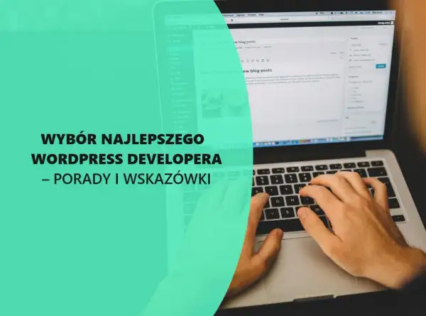 Ręce piszą na klawiaturze laptopa, tworząc stronę na WordPress. Wybór najlepszego WordPress developera to klucz do sukcesu.