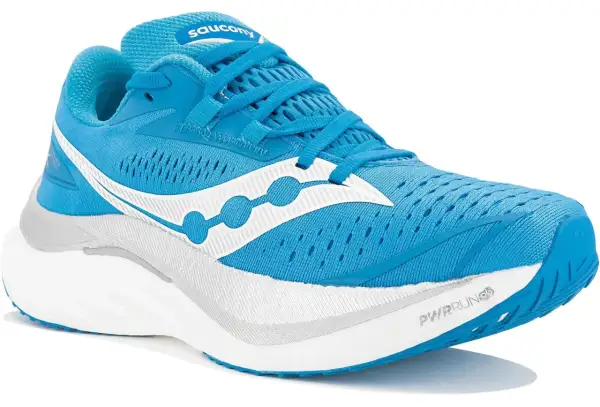 Chaussure de course bleue, le saucony endorphin speed 4 test. Logo blanc sur le côté.