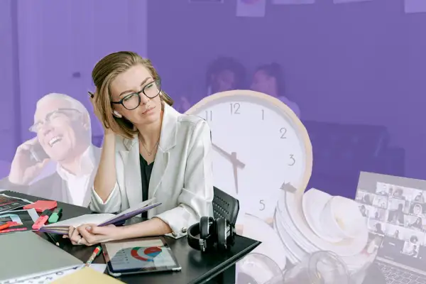 En kvinna med glasögon ser uttråkad ut vid sitt skrivbord, medan en glad man pratar i telefon i bakgrunden. Känslan av olika grupperingar på jobbet.