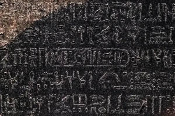 Fragment kamienia z Rosetty z wyrytymi hieroglifami i greckim pismem. Klucz do odczytania starożytnych tekstów.
