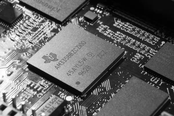 Zbliżenie na układ scalony z technologią flash, widoczne na płytce drukowanej.