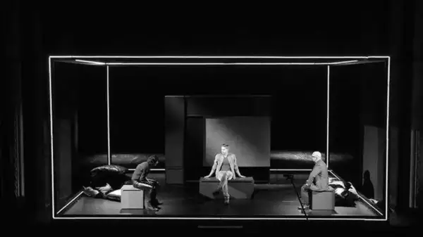 Trzech mężczyzn na scenie, w minimalistycznej scenografii. Spektakl "Ludzie inteligentni" wciąga widza w refleksję nad ludzką naturą.