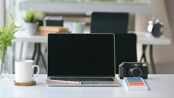 Czarny ekran w laptopie? Odzyskaj obraz! Poradnik krok po kroku