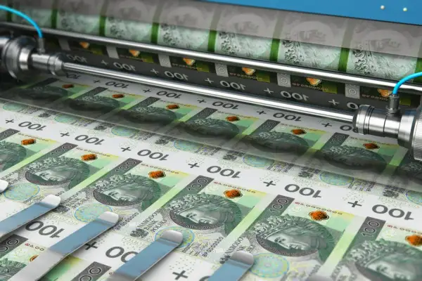 Maszyna drukarska wytwarza banknoty 100 zł. Każdy z nich to potencjalny numer IBAN, który może trafić do obiegu.