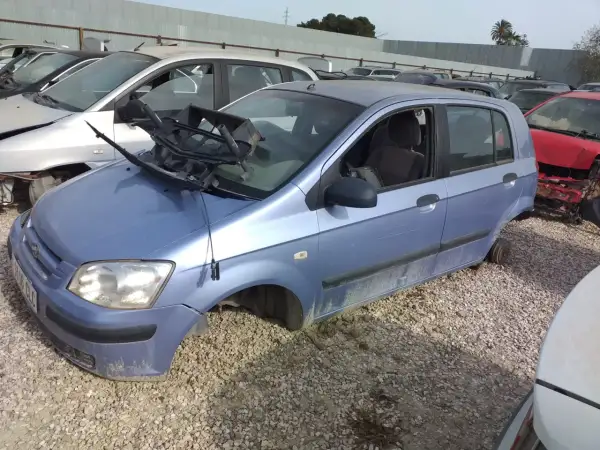Desguace de un Hyundai Getz 1.1. El coche está en un desguace, sin ruedas y con partes rotas, evidenciando sus problemas.