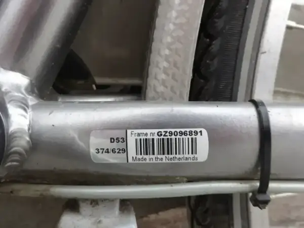 Naklejka z numerem ramy roweru: GZ9096891. Wyprodukowano w Holandii.