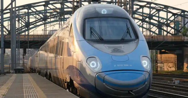Pendolino nad morze cennik: szybki pociąg PKP Intercity czeka na pasażerów na peronie.
