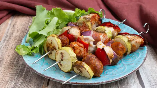 Spiedini succulenti con pollo, salsiccia, zucchine e peperoni, cotti alla perfezione nella friggitrice ad aria.