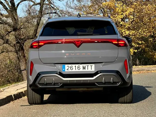 Tył Cupra Terramar w szarym kolorze, z charakterystycznym pasem świateł LED. Poznaj jego wymiary i możliwości.