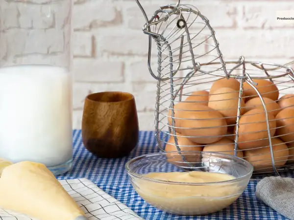 Crema pastelera lista para usar, hecha con Thermomix. Huevos frescos en cesta de gallina, leche y un toque de madera.