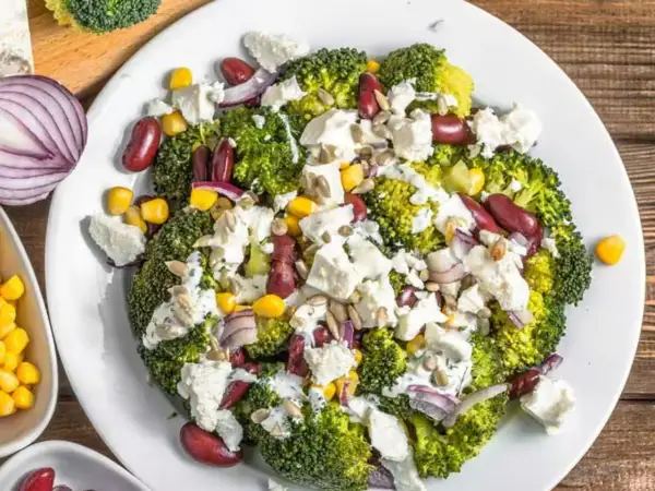 Ensalada fresca de brócoli, frijoles rojos, maíz y queso feta, perfecta para los menús de verano.
